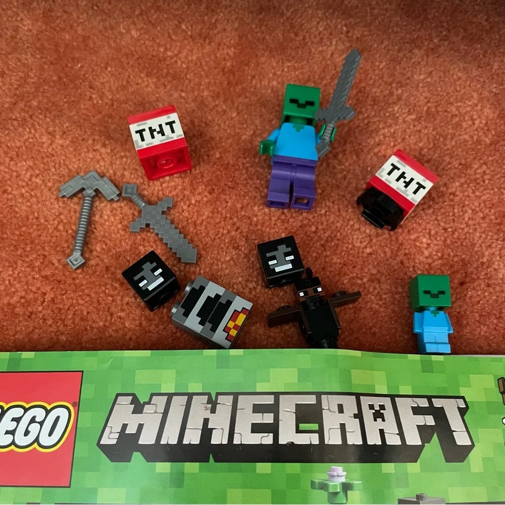 Lego Minecraft Miniature People and book 21141
